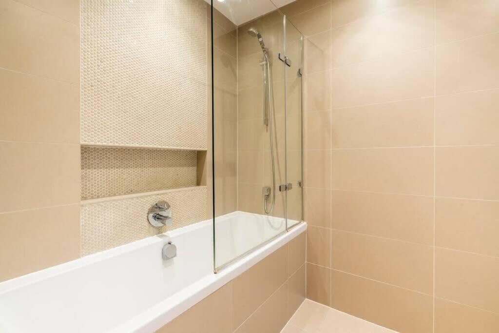 1 Bedroom Penthouse Flat In East Лондон Екстериор снимка