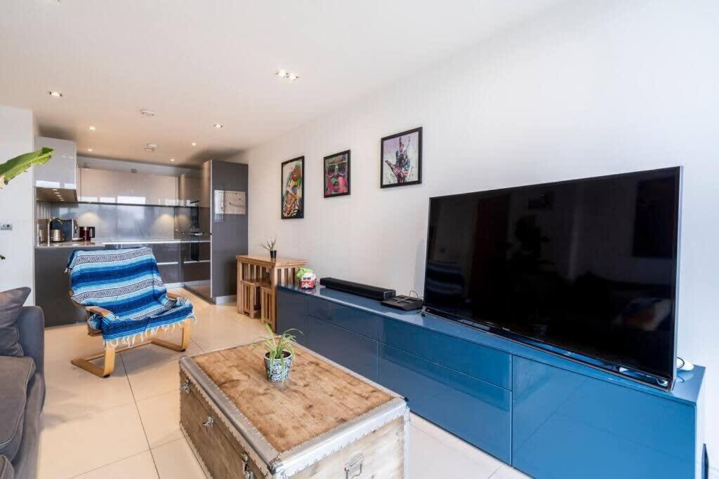 1 Bedroom Penthouse Flat In East Лондон Екстериор снимка